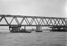 836338 Afbeelding van het invaren van een nieuw gedeelte van de Moerdijkbrug over het Hollands Diep.
